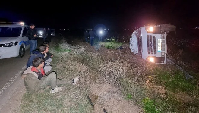 Kaçak göçmenleri taşıyan minibüs polisten kaçarken devrildi